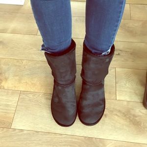Black mid UGG